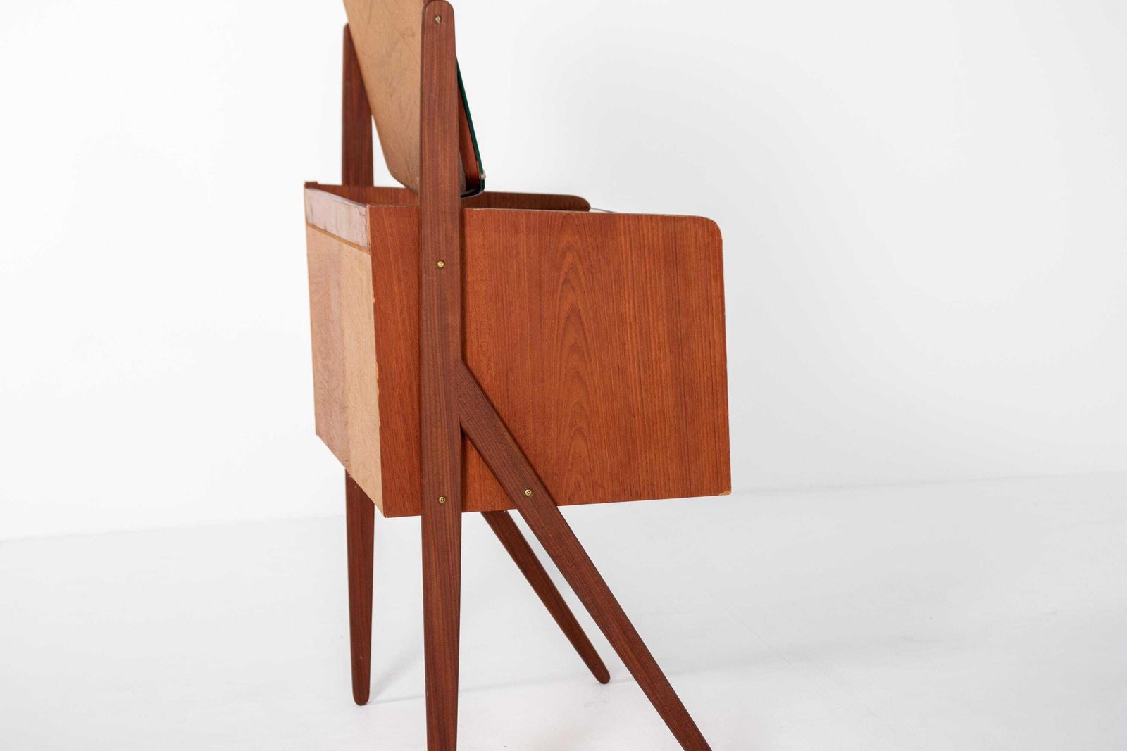 photo furniture Deense Mid-Century Teak Kaptafel Met Zwart Glazen Blad, jaren 1960