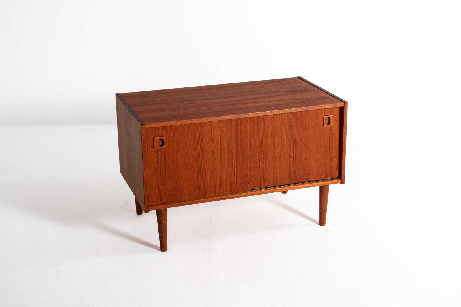 Deens mid-century teakhouten dressoir met schuifdeuren - jaren 1960 photo vintage