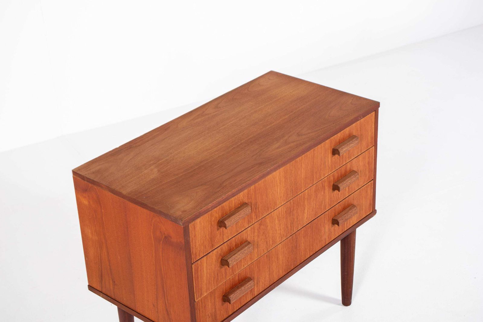 photo furniture Deense Mid-Century Teakhouten Ladekast, jaren 1960