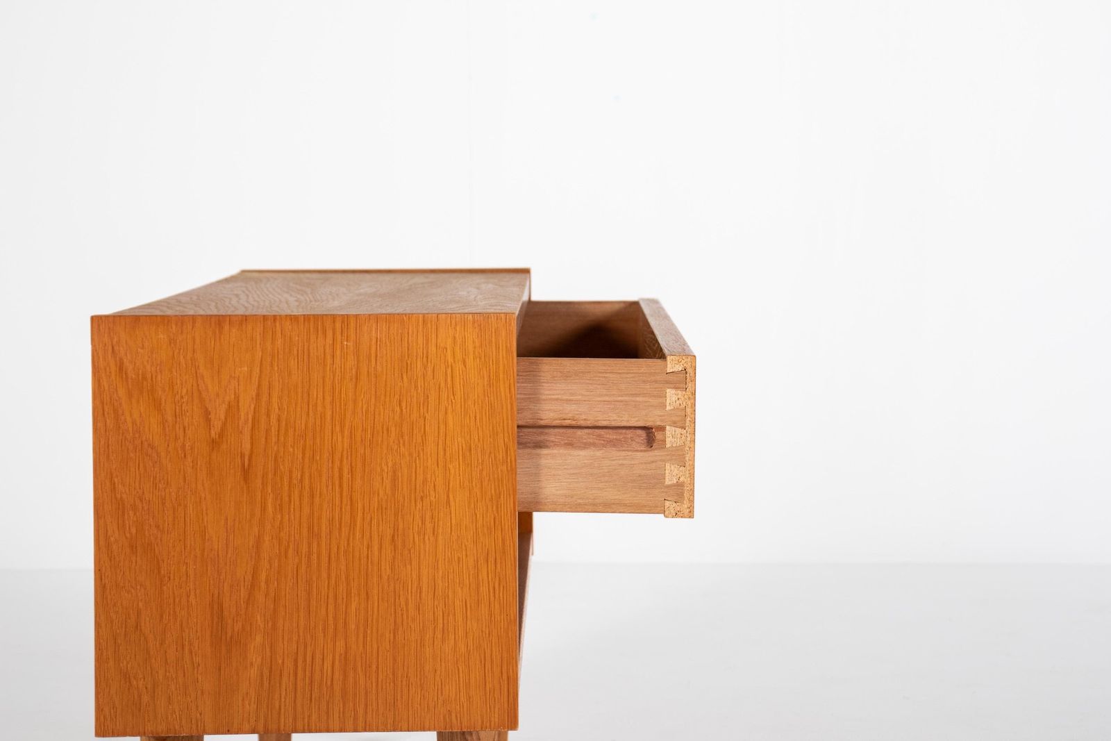 Deens mid-century eiken entree- / gangkastje, jaren 1960 photo Meubels