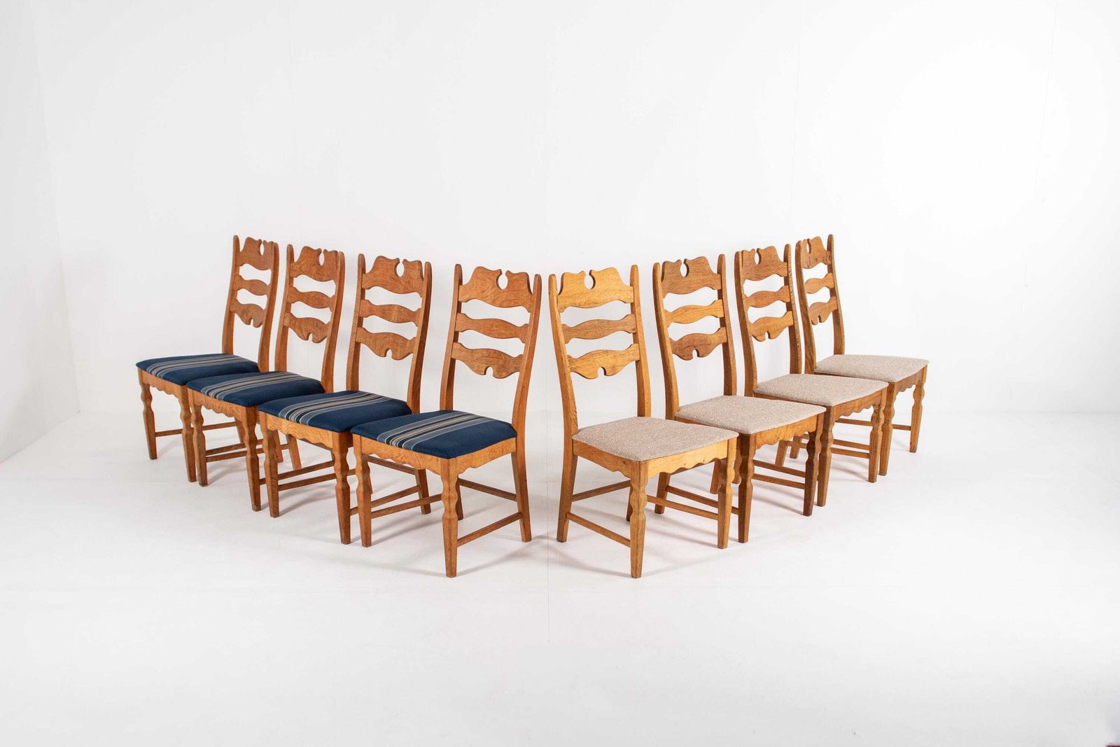 Set van 8 Deense eikenhouten stoelen van Henning Kjærnulf, Denemarken, jaren 1960 - Herbekleding mogelijk photo furniture