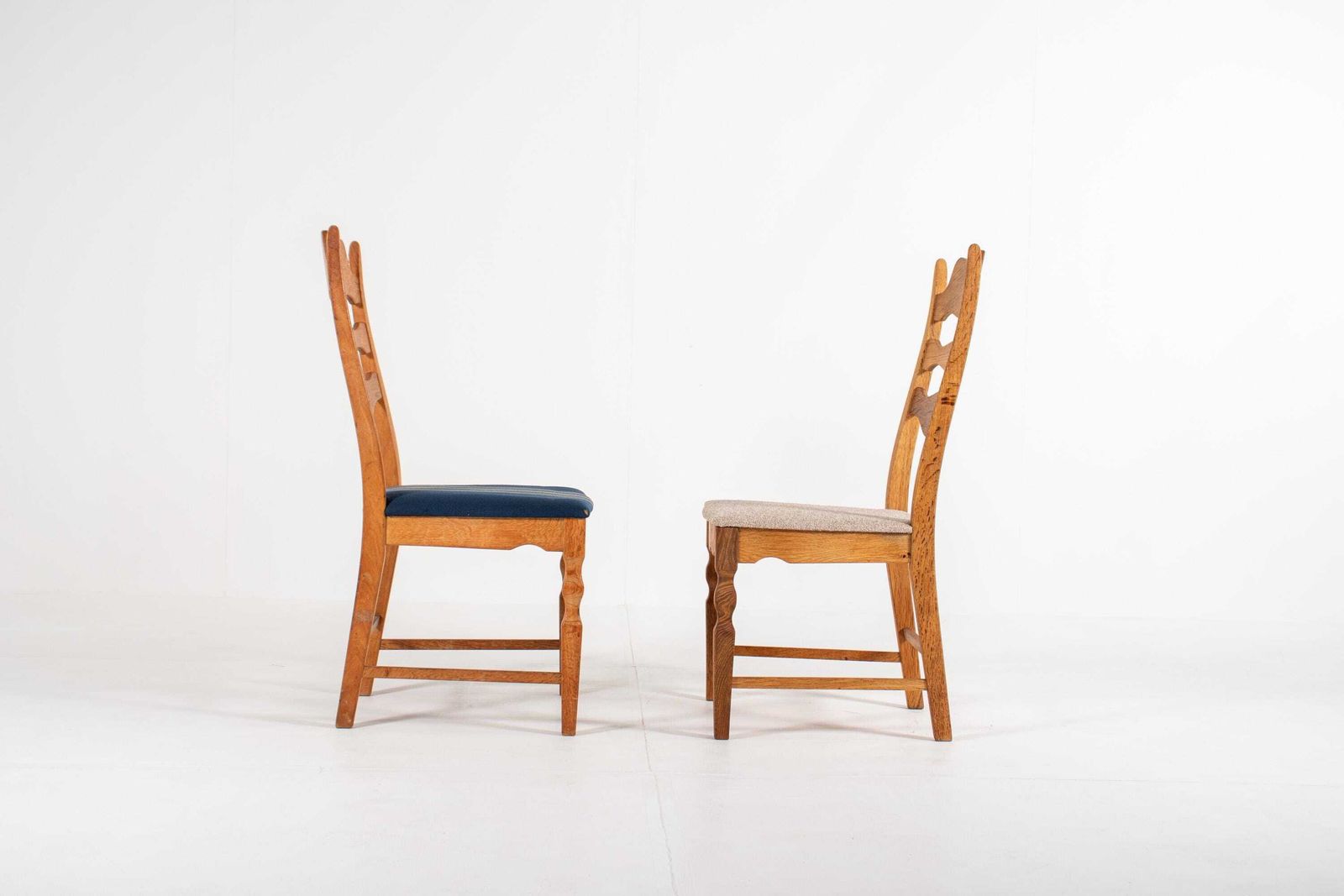 photo furniture Set van 8 Deense eikenhouten stoelen van Henning Kjærnulf, Denemarken, jaren 1960 - Herbekleding mogelijk