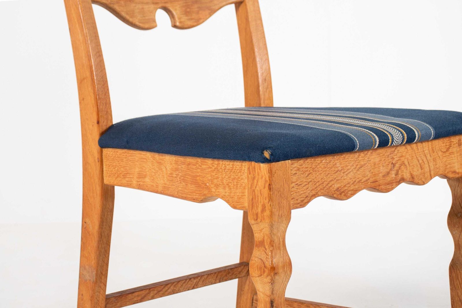 Meubels Set van 8 Deense eikenhouten stoelen van Henning Kjærnulf, Denemarken, jaren 1960 - Herbekleding mogelijk photo