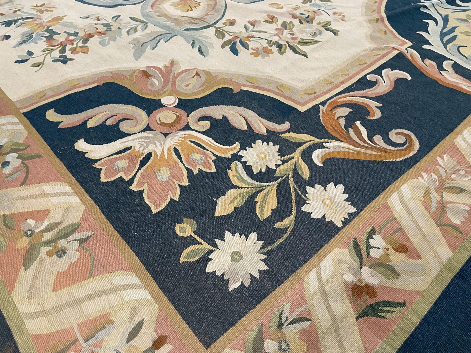 Tapis en point de croix de style Aubusson, grand format, fait main, tapis floral français vintage photo vinterior