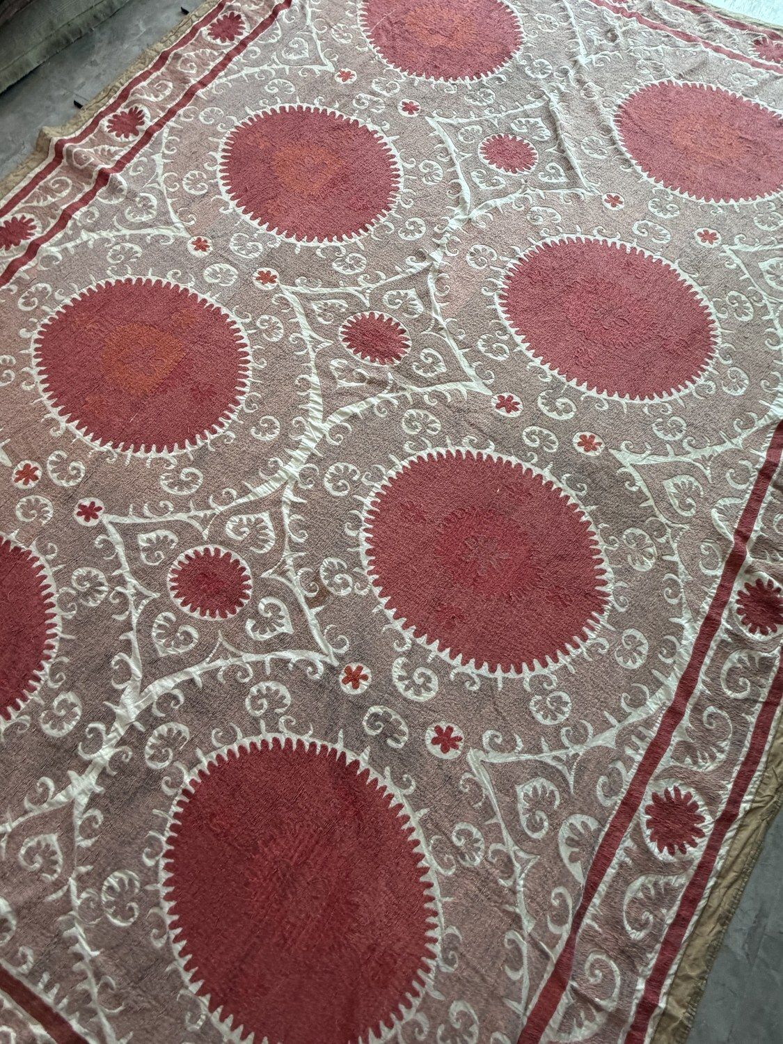 Tapisserie Suzani ouzbèke brodée à la main, rouge et beige, 230 x 335 cm photo Textiles