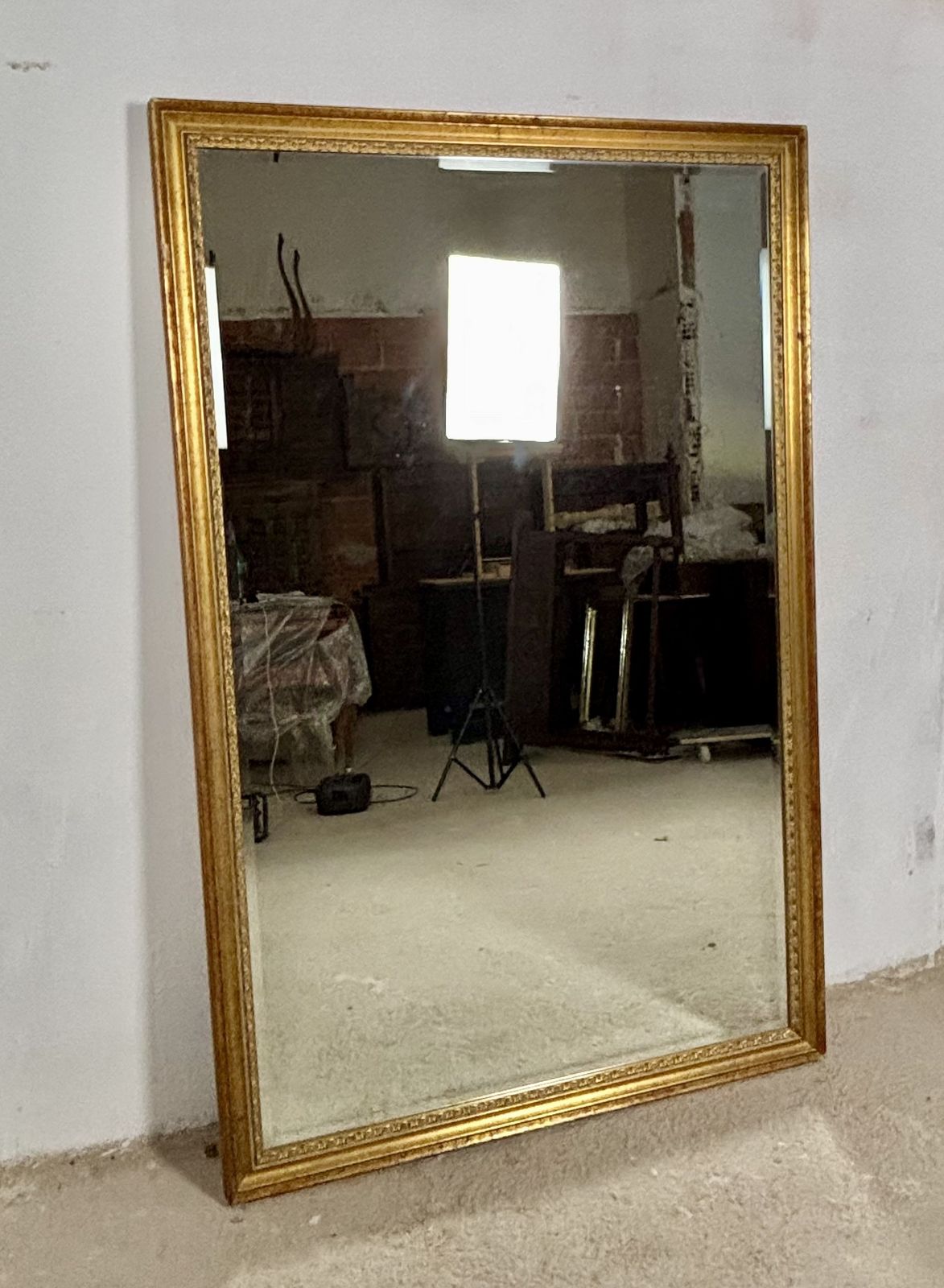 Grote Spaanse vergulde wandspiegel, midden 20e eeuw photo furniture