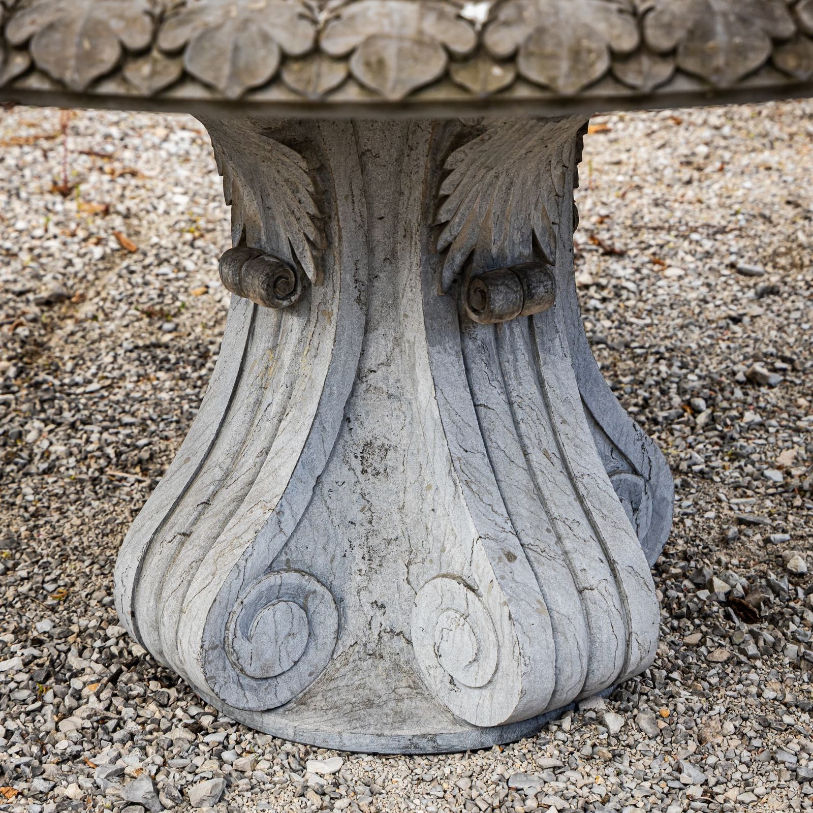 Tuintafel in natuursteen, 21e eeuw photo vinterior