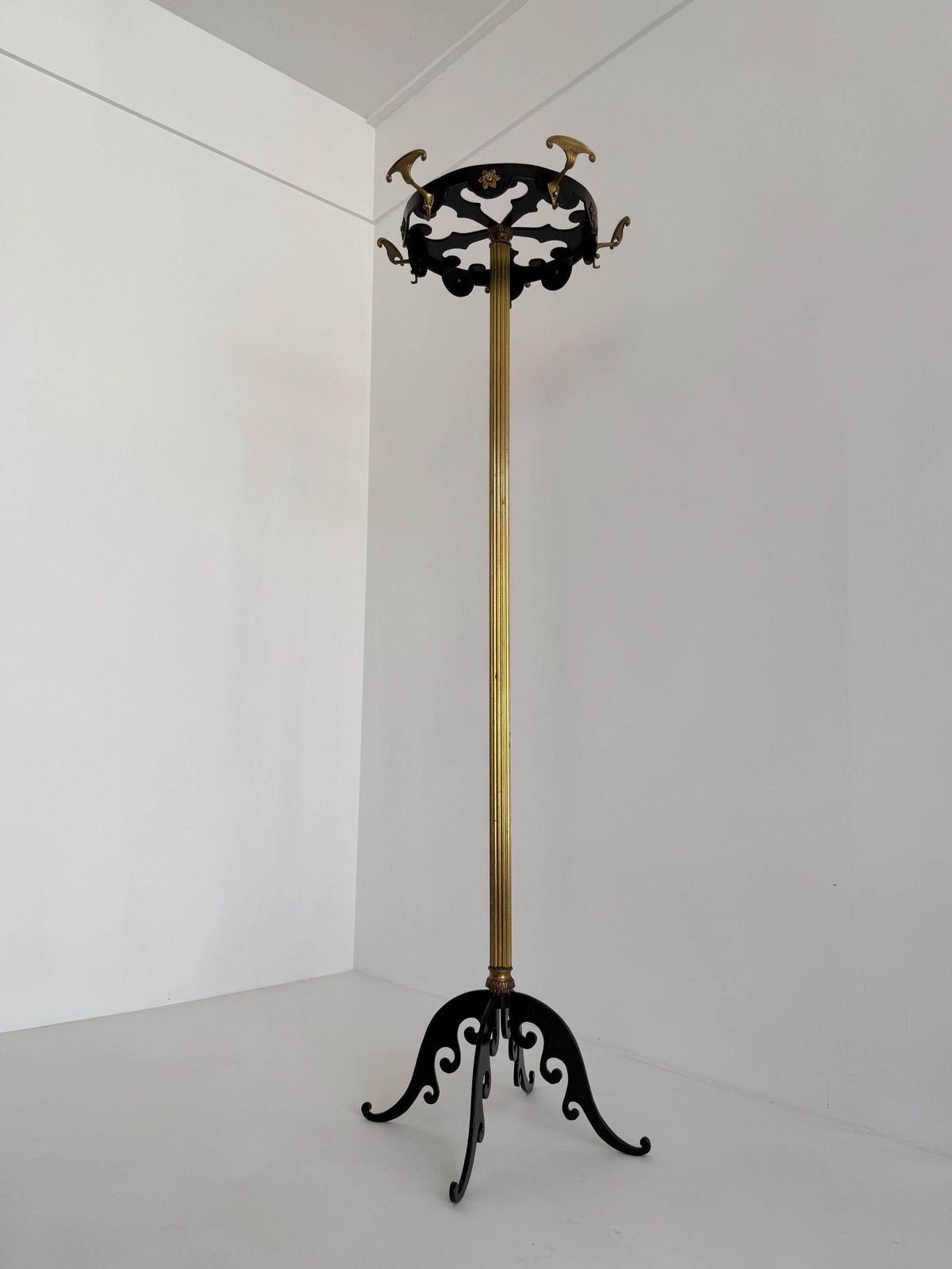 1103.0 Vintage Italiaanse kapstok van messing en zwart metaal – sculpturaal halmeubel, Hollywood Regency, mid-century, jaren 1950 photo