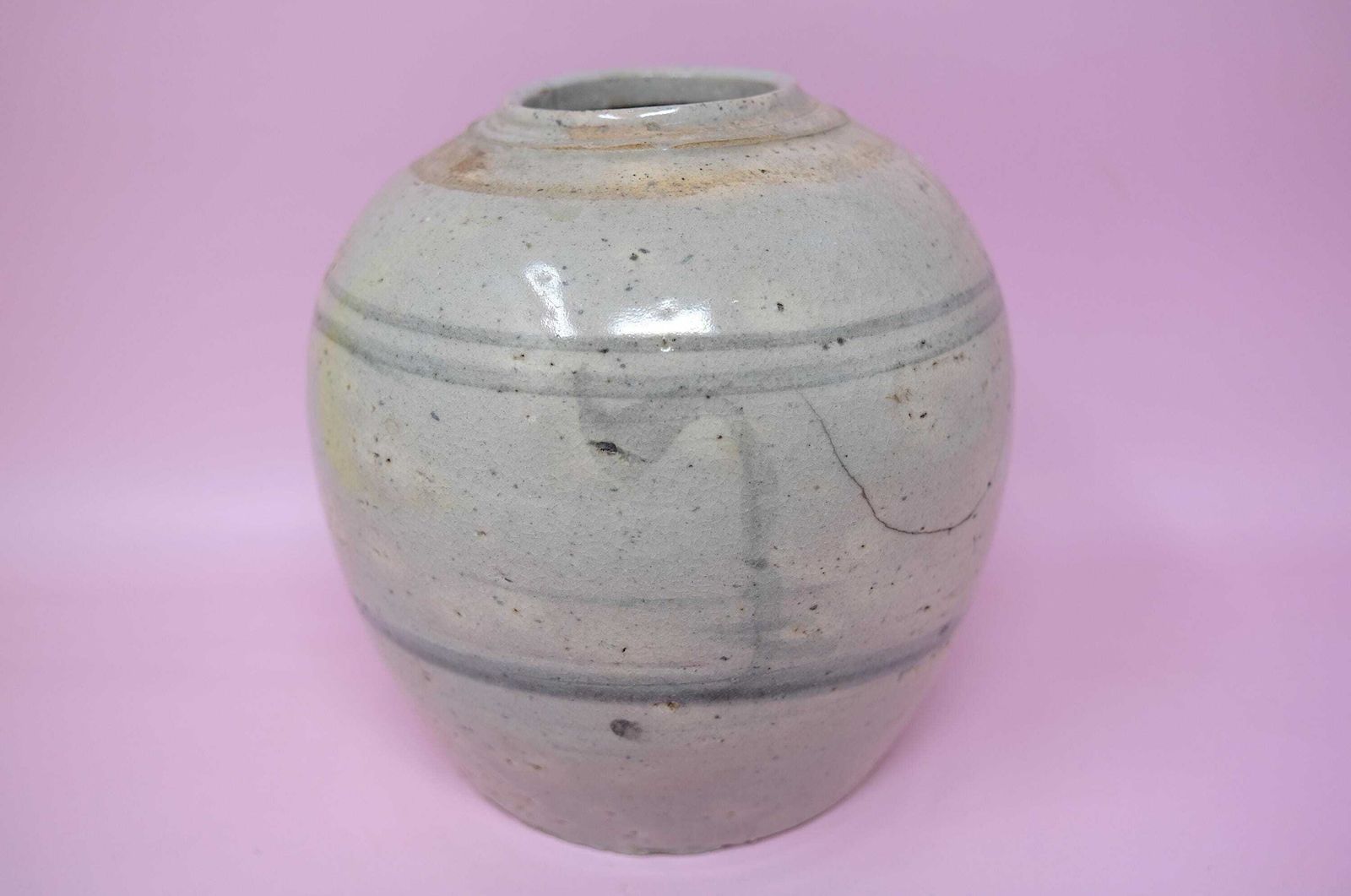 Antiek Chinees steengoed pot | Bleke celadonglazuur, late Qing-dynastie photo for sale