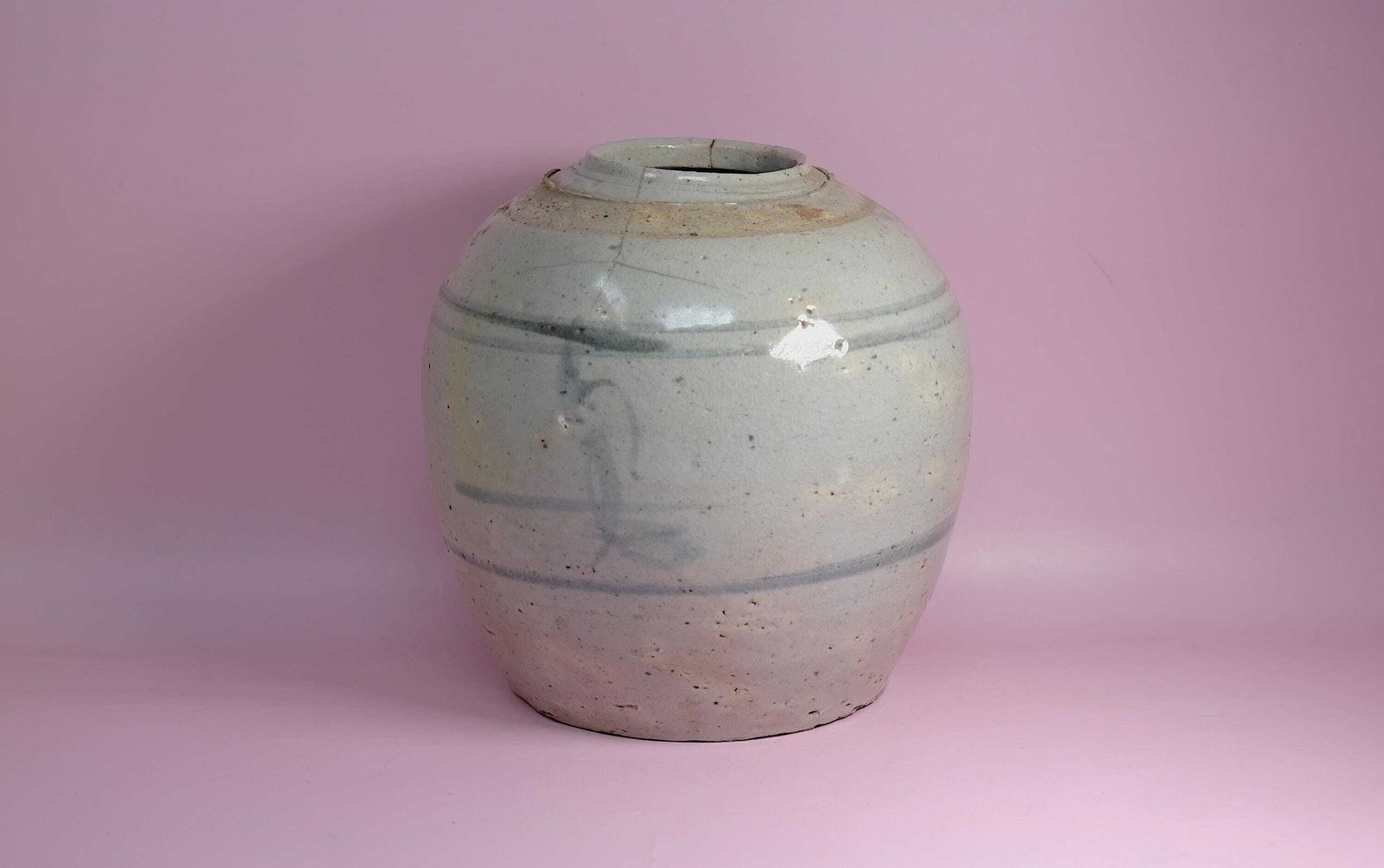 photo vinterior Antiek Chinees steengoed pot | Bleke celadonglazuur, late Qing-dynastie