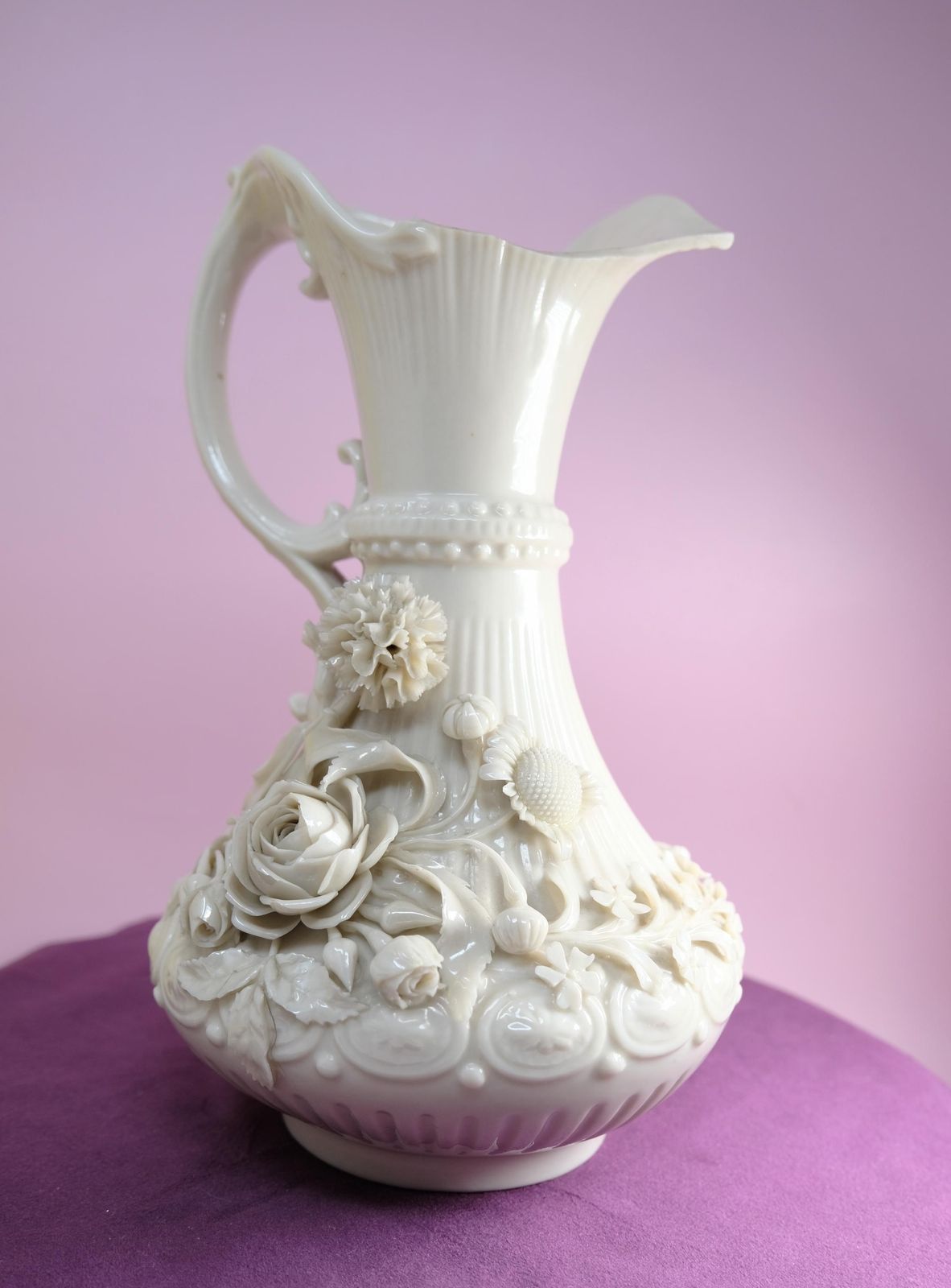 Belleek Keramieken Ewer met Bloemreliëf photo furniture