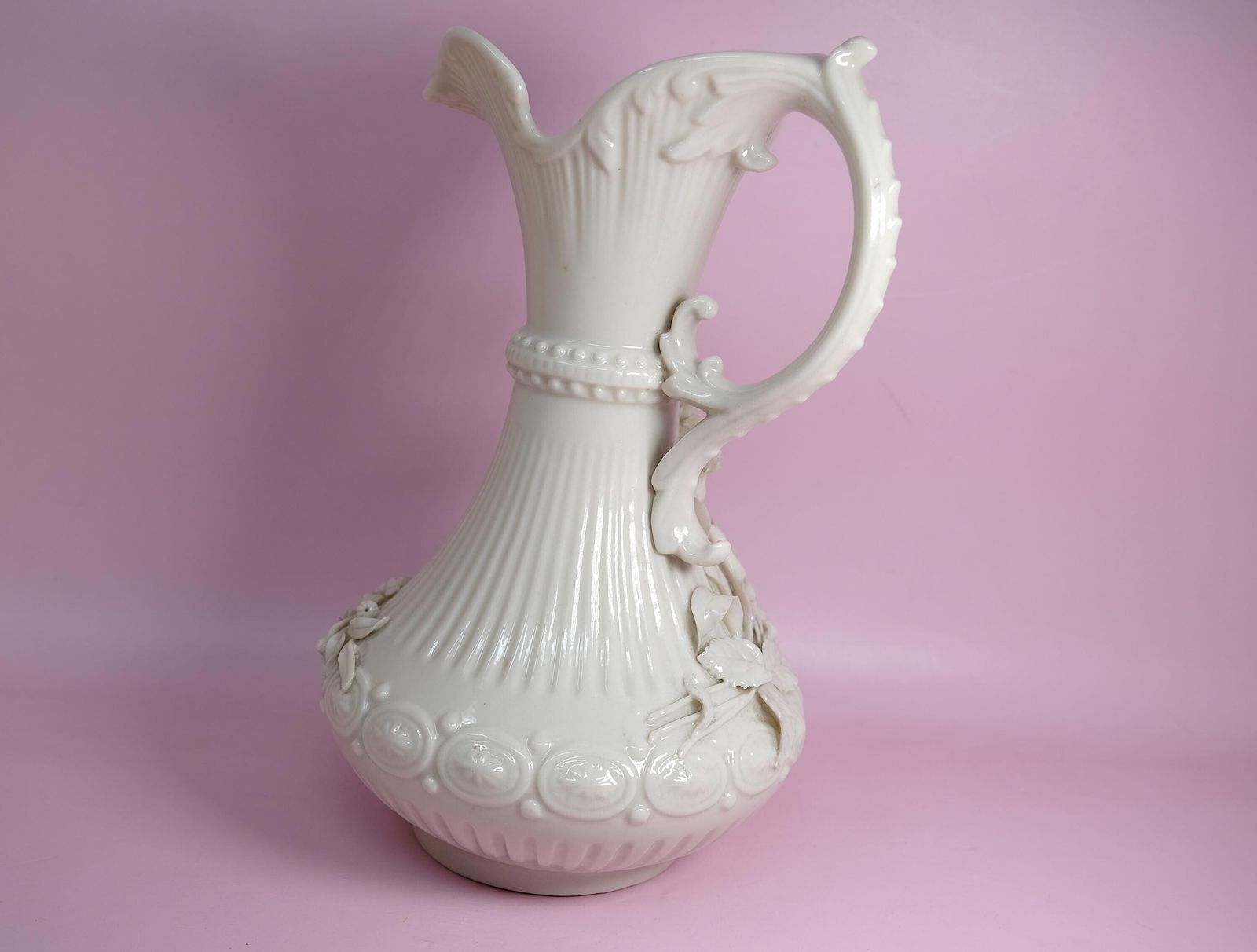 Belleek Keramieken Ewer met Bloemreliëf photo for sale
