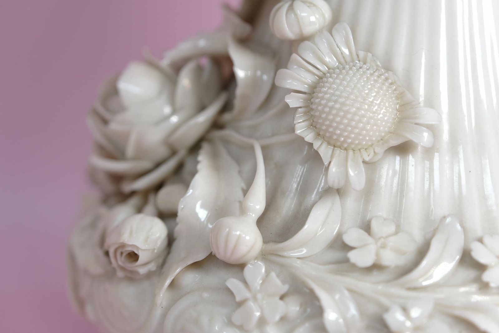 photo furniture Belleek Keramieken Ewer met Bloemreliëf