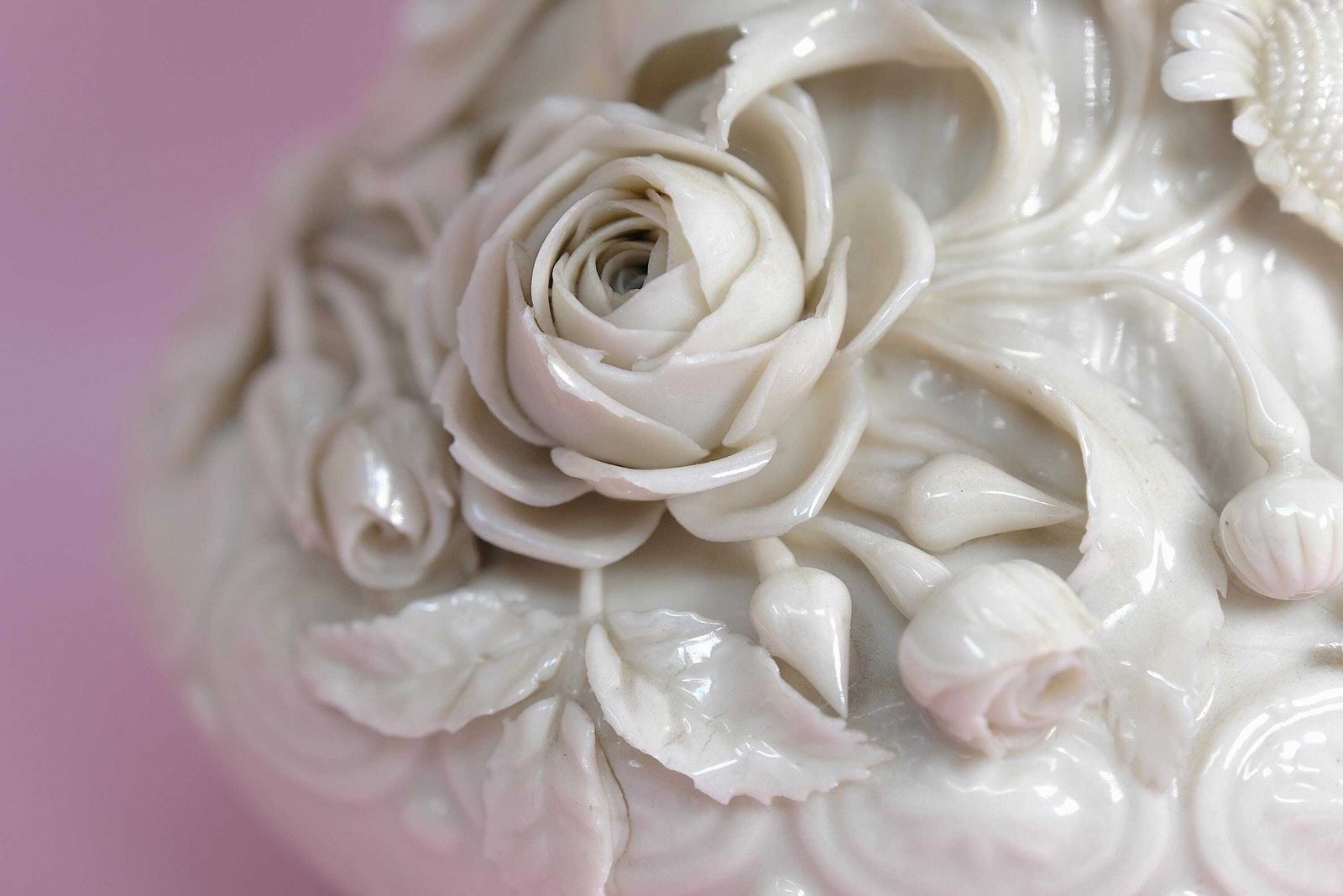 photo for sale Belleek Keramieken Ewer met Bloemreliëf