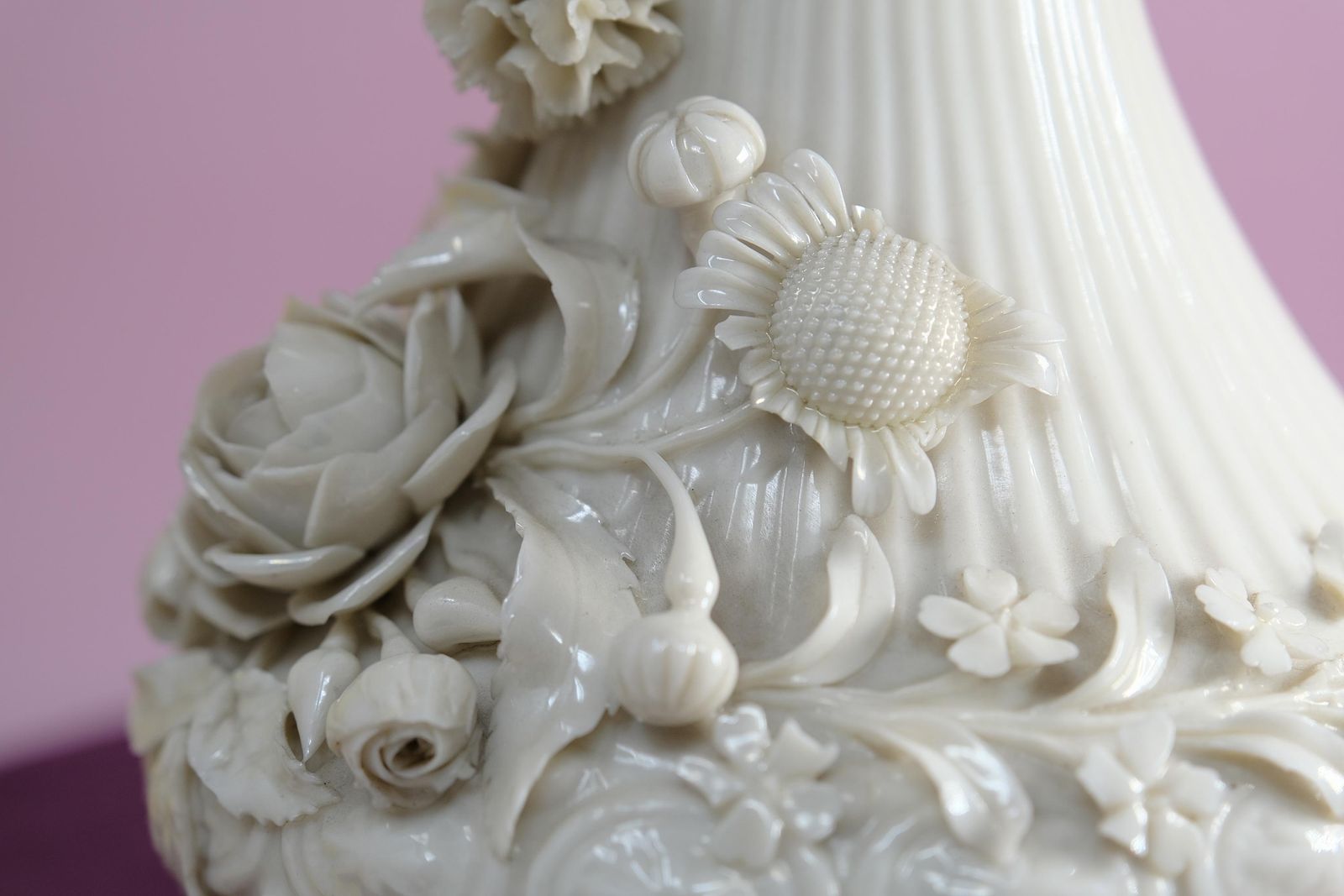 50.0 Belleek Keramieken Ewer met Bloemreliëf photo