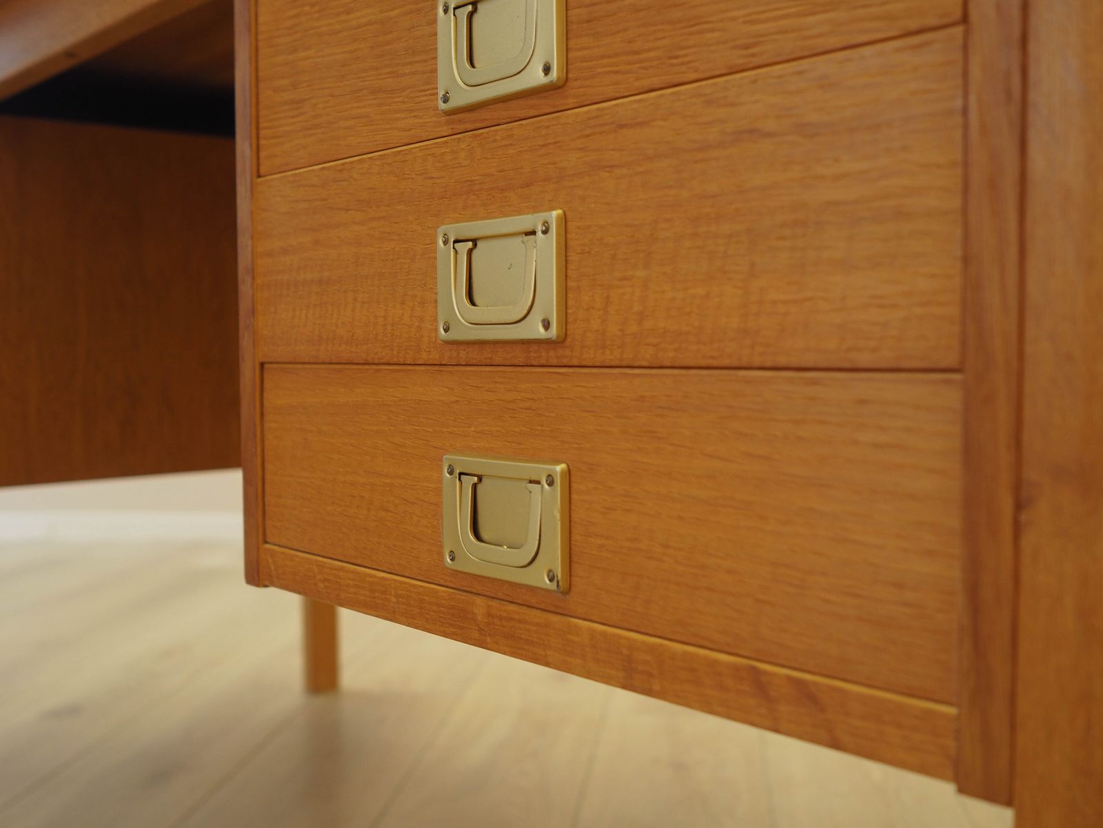photo furniture Bureau in essenhout, Deens design, jaren 1970, gemaakt in Denemarken.