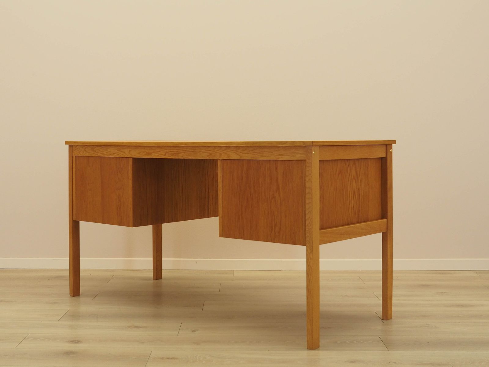 Meubels Bureau in essenhout, Deens design, jaren 1970, gemaakt in Denemarken. photo