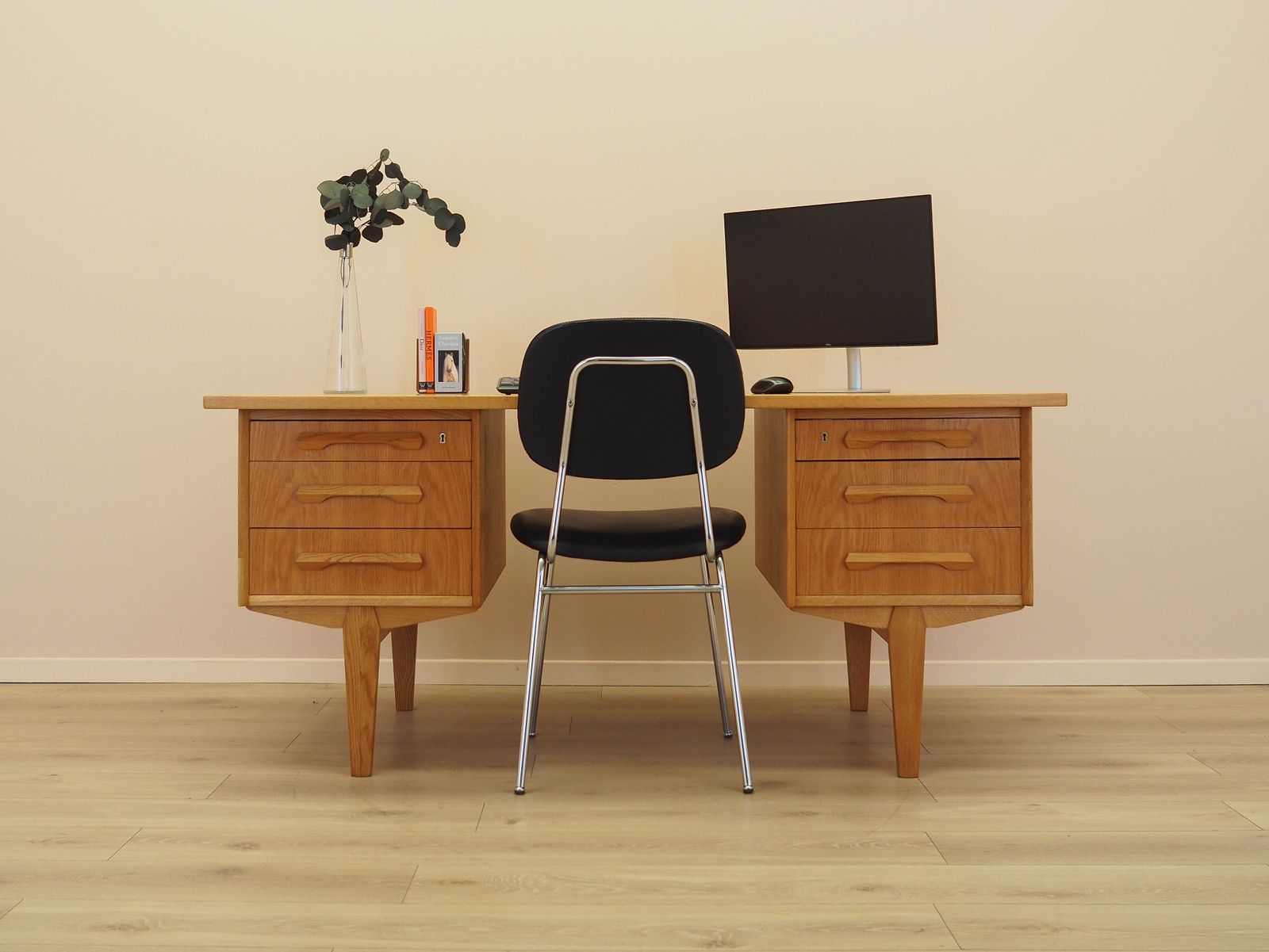 Eiken bureau, Deens design, jaren 1960, ontwerper: Henning Kjærnulf. photo furniture
