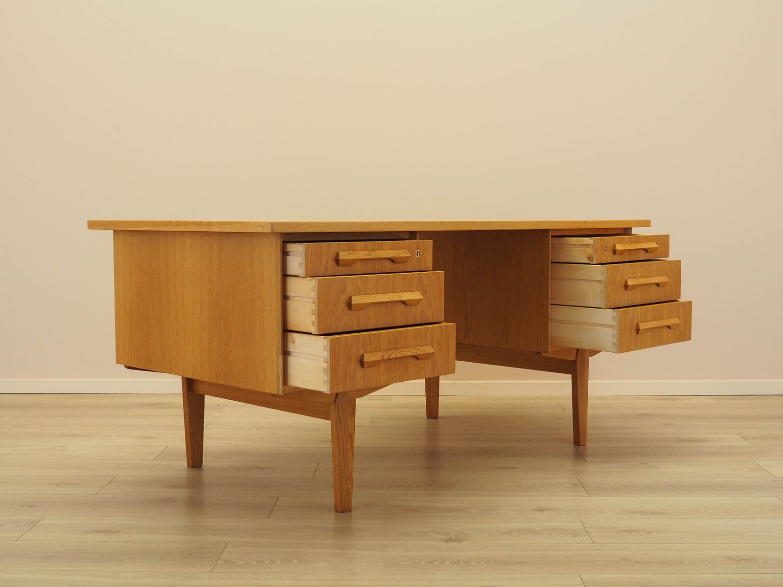 photo for sale Eiken bureau, Deens design, jaren 1960, ontwerper: Henning Kjærnulf.