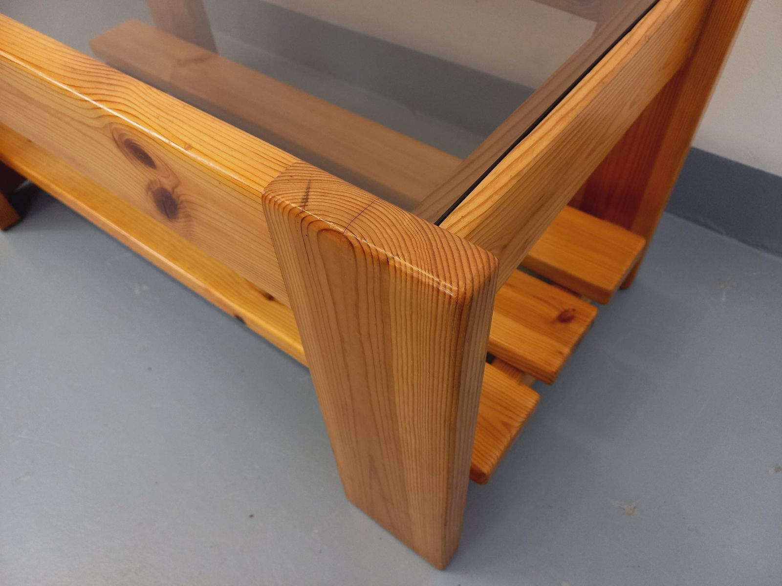 Rechthoekige salontafel van grenenhout en rookglas photo buy