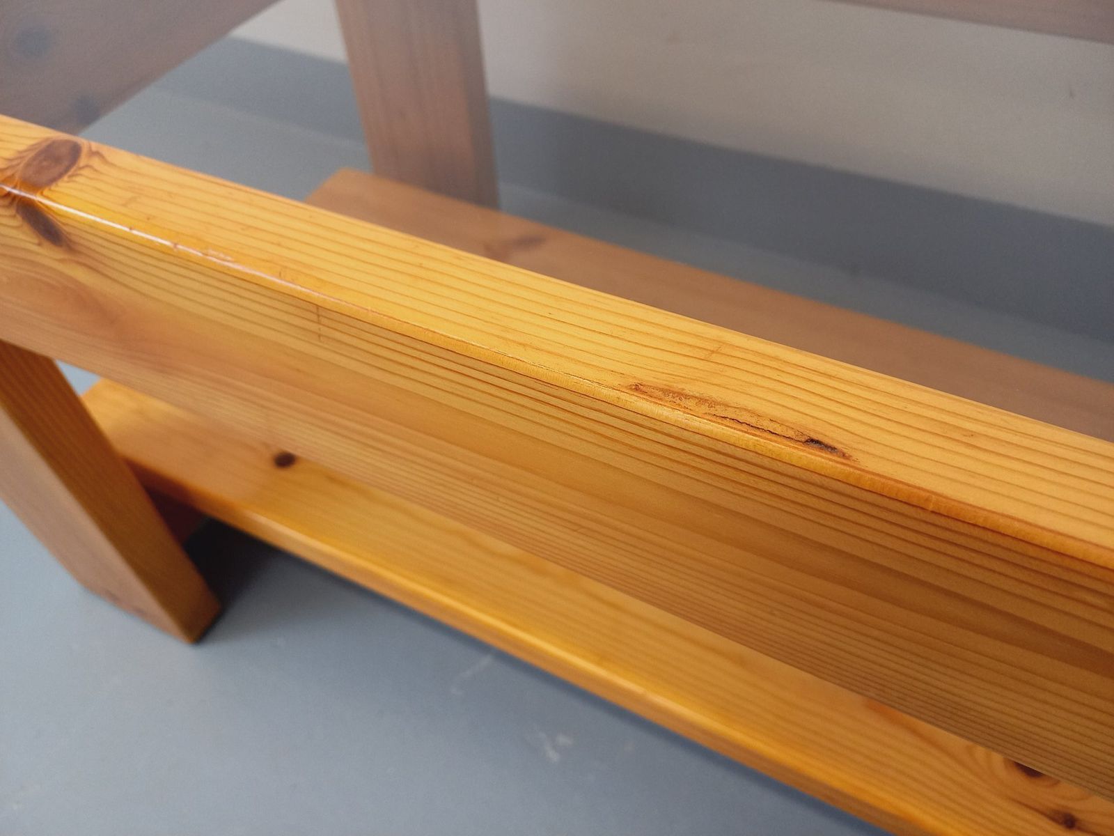 Rechthoekige salontafel van grenenhout en rookglas photo vintage