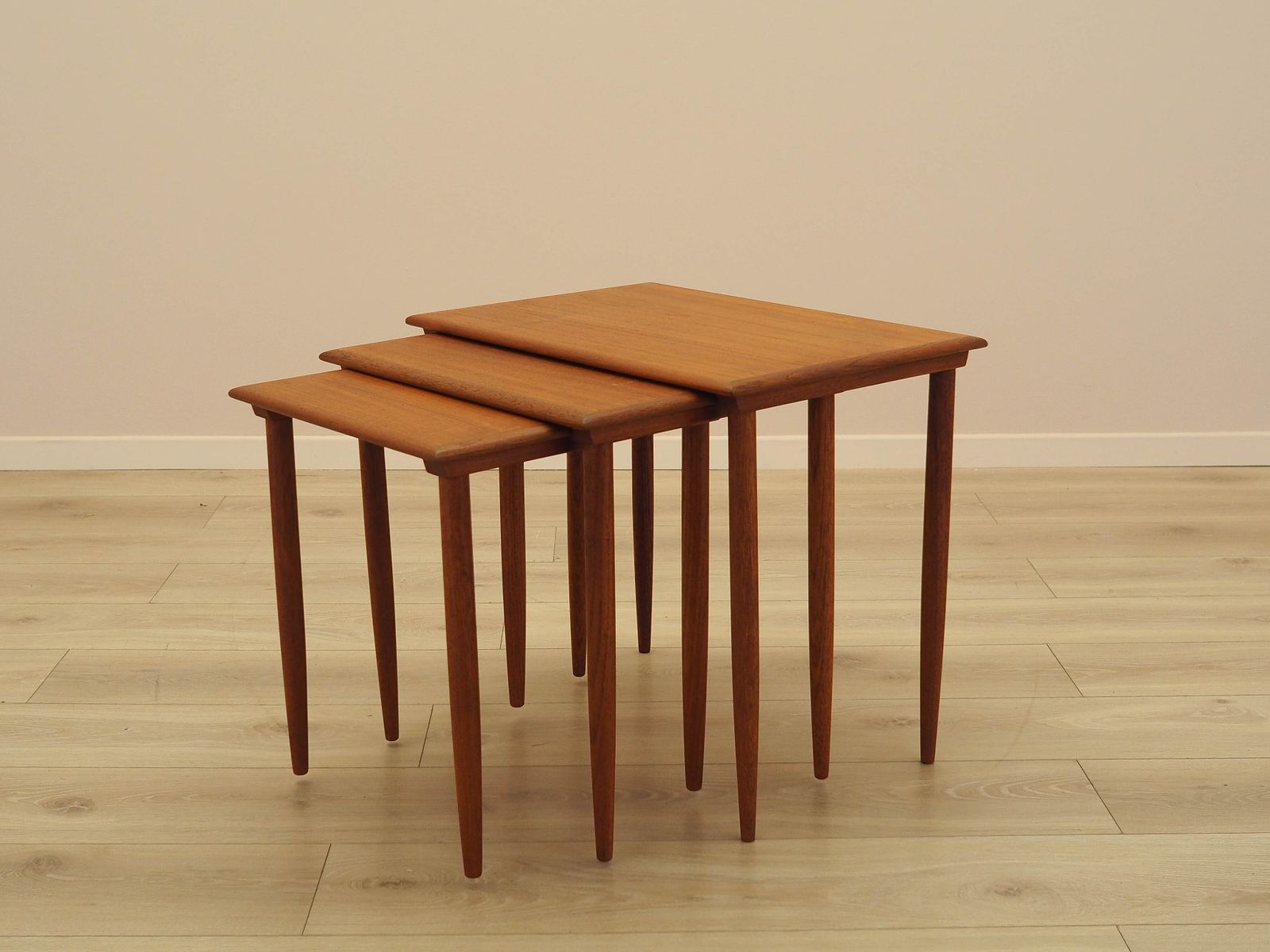 photo buy Nesttafels van teakhout, Deens design, jaren 1970, gemaakt in Denemarken.