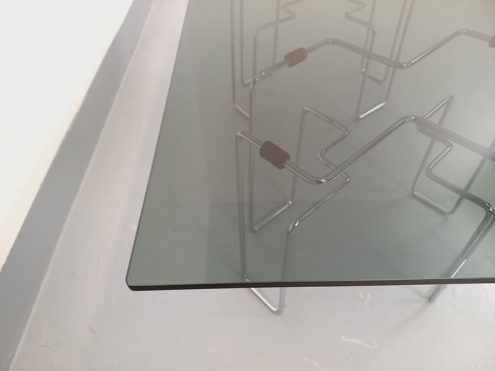 photo furniture Rechthoekige Space Age salontafel in rookglas en verchroomd metaal