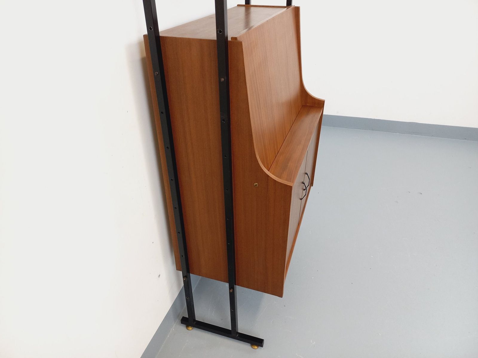 photo furniture Teakhouten en metalen boekenkast met secretaire