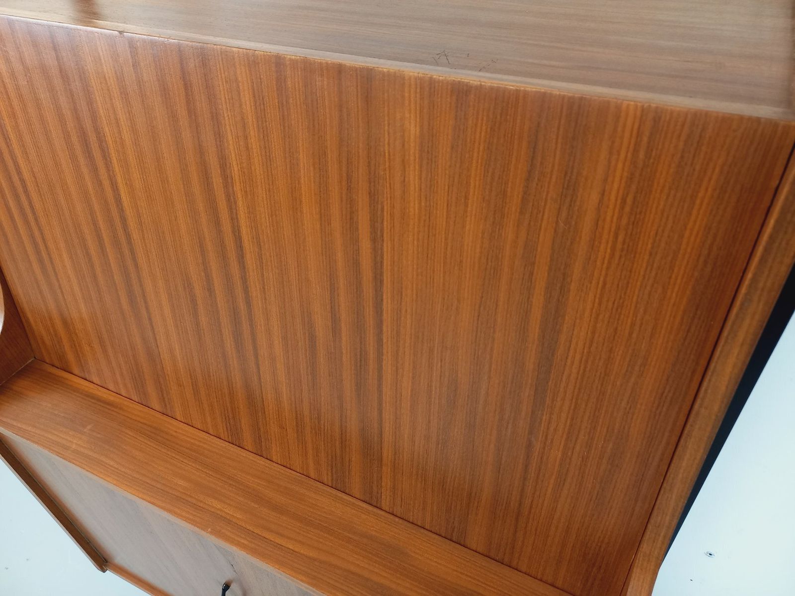 Meubels Teakhouten en metalen boekenkast met secretaire photo
