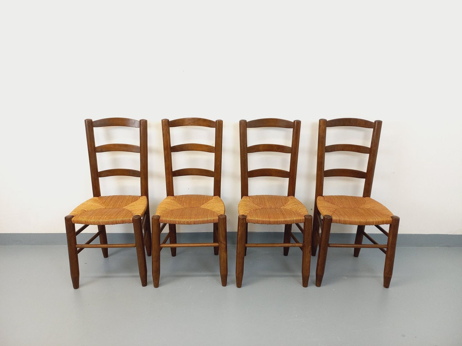 4 Brutalistische Stoelen van Hout en Stro photo for sale