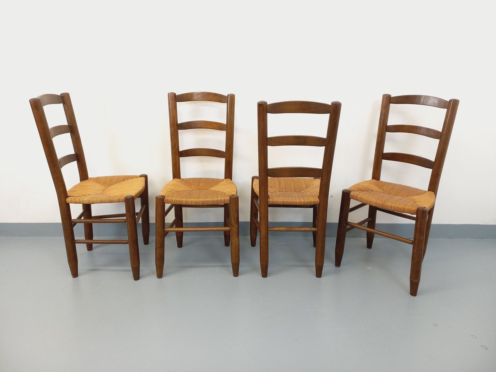 4 Brutalistische Stoelen van Hout en Stro photo Meubels