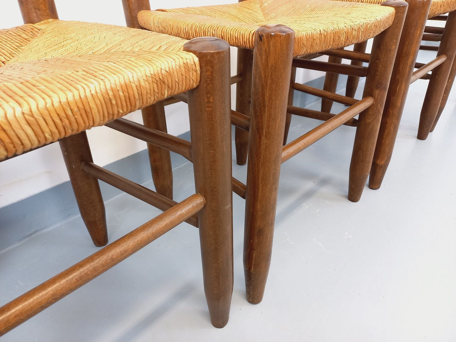 4 Brutalistische Stoelen van Hout en Stro photo vinterior