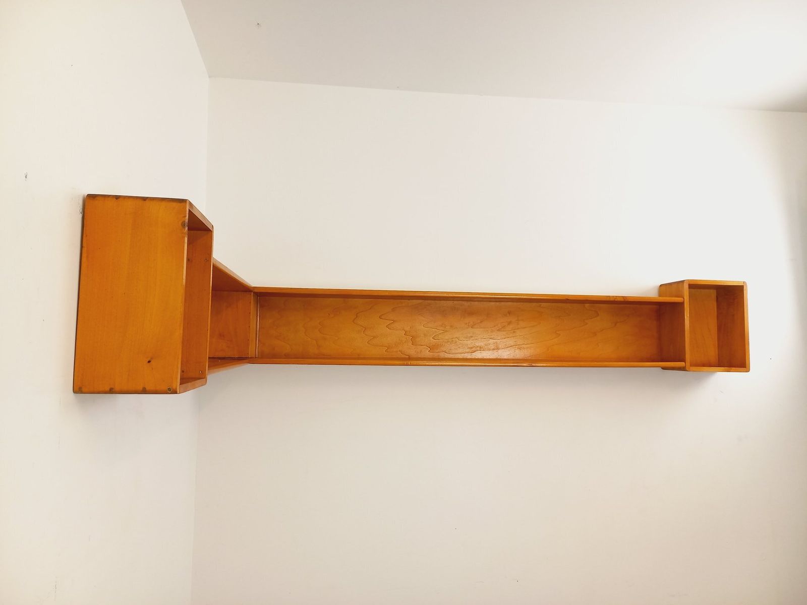 Houten hoekwandplank, jaren 1960 photo furniture