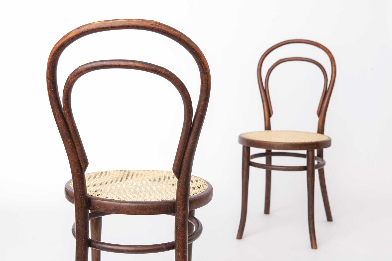 Set van 2 antieke Thonet bentwood stoelen, Weense caféstoelen, begin 20e eeuw, Oostenrijkse stoelen, gerestaureerde rieten zittingen photo Meubels