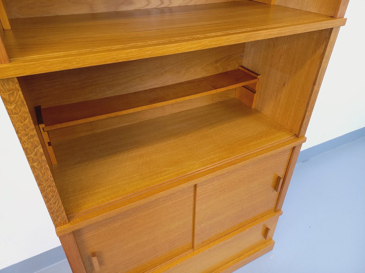 Opbergkast met eikenhouten boekenkast photo vinterior