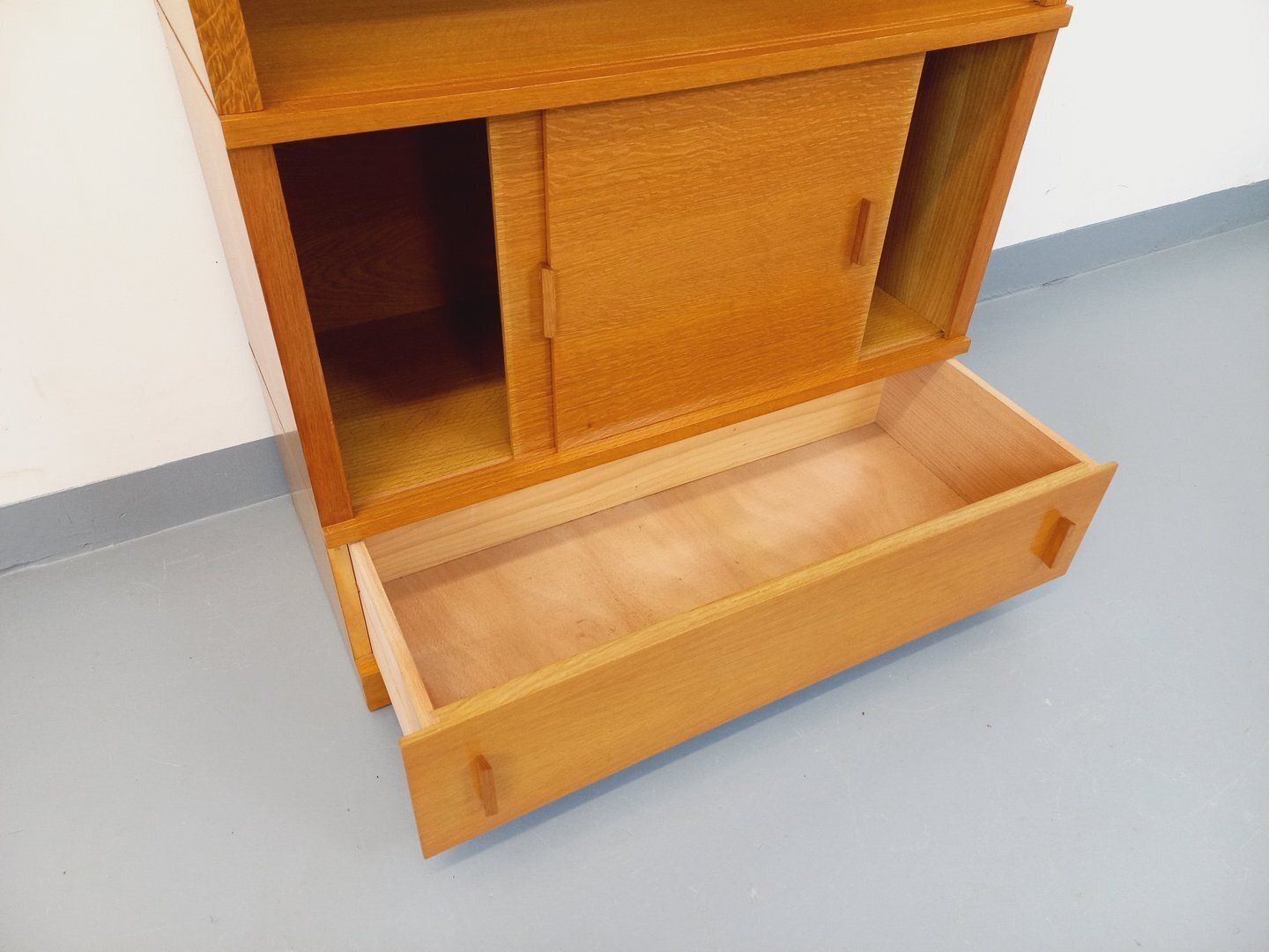 photo furniture Opbergkast met eikenhouten boekenkast