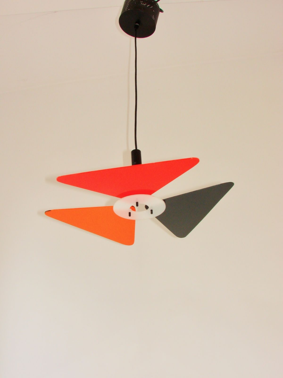Een kleurrijke postmoderne hanglamp, jaren 1990. photo 299.0