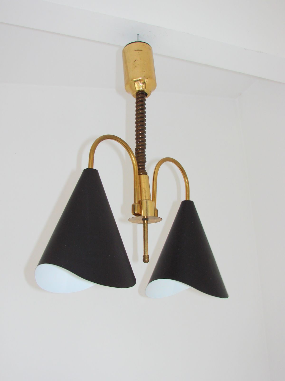 photo furniture Mid-Century Modern hanglamp, messing en metaal, jaren 1970.