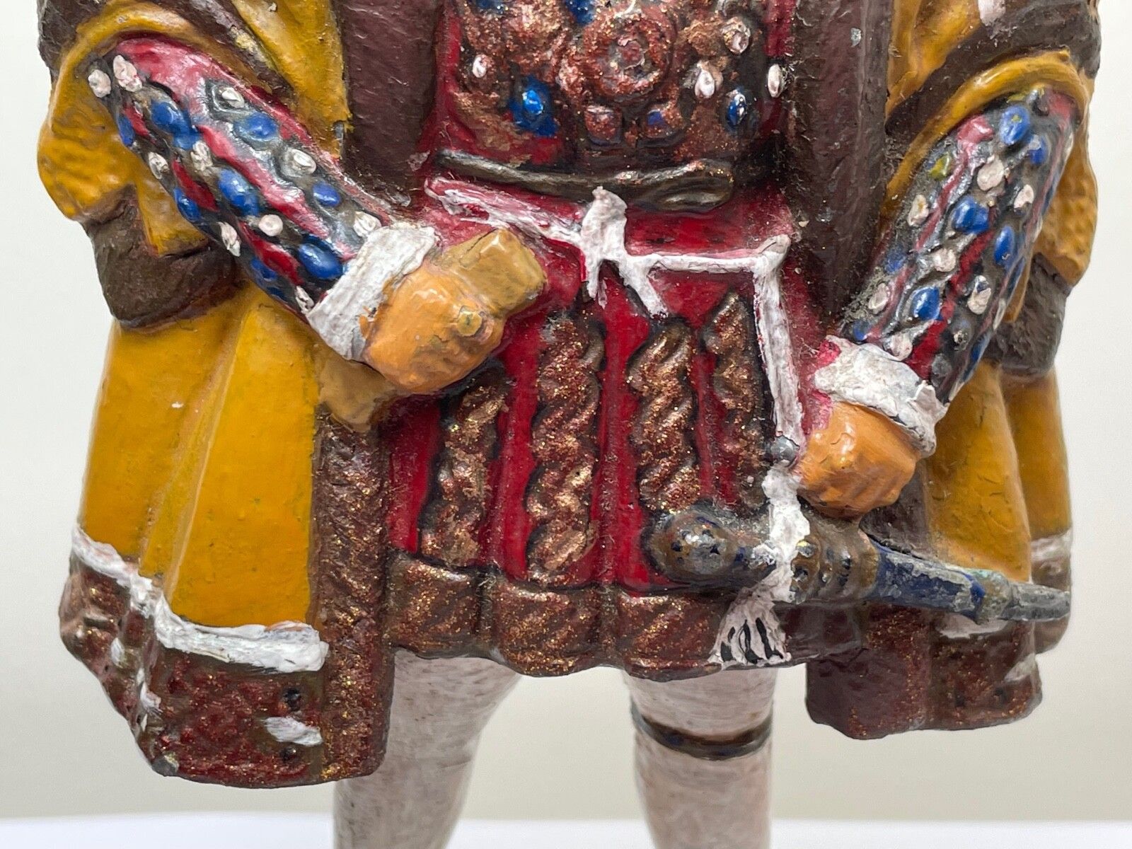 Mid-Century handgeschilderd loden beeldje van de Tudorkoning Henry VIII photo for sale
