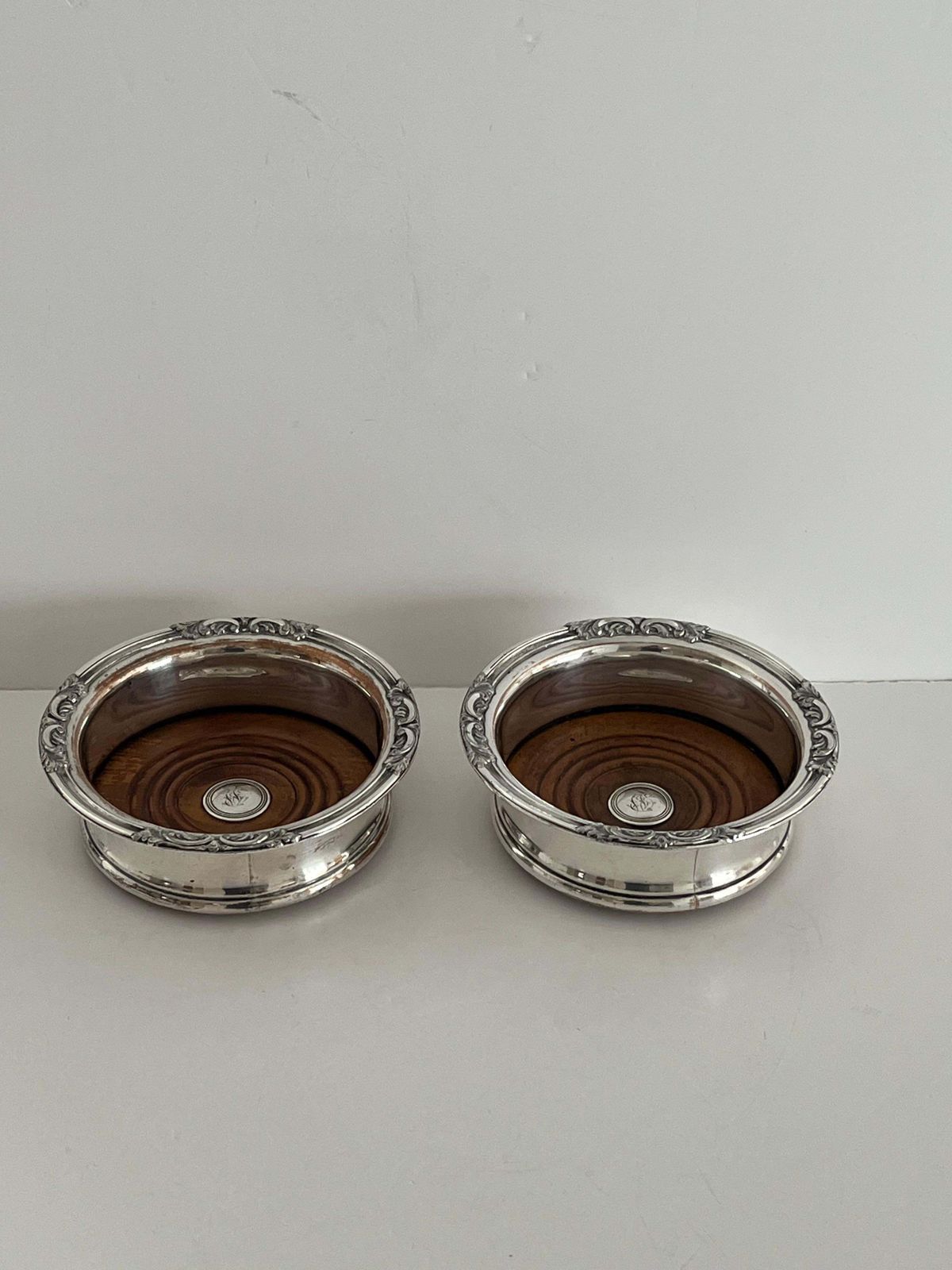 Paar Georgische wijncoasters van zilver en Sheffield plate, ca. 1790 photo furniture