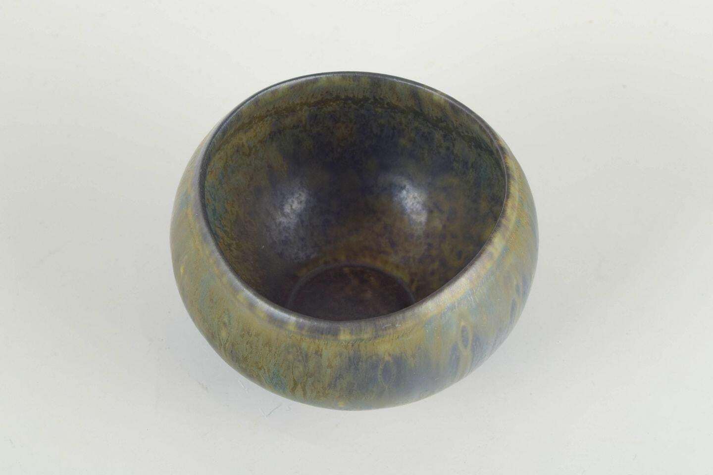 Gunnar Nylund voor Rörstrand. Stoneware kom met ronde, asymmetrische vorm. photo furniture