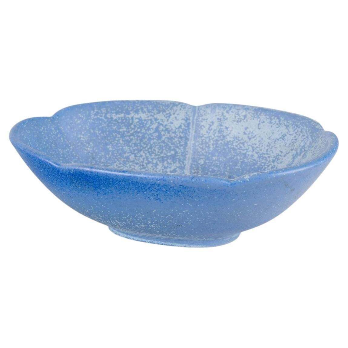 Gunnar Nylund voor Rörstrand. Stoneware kom met organische vorm en blauwe glazuur.