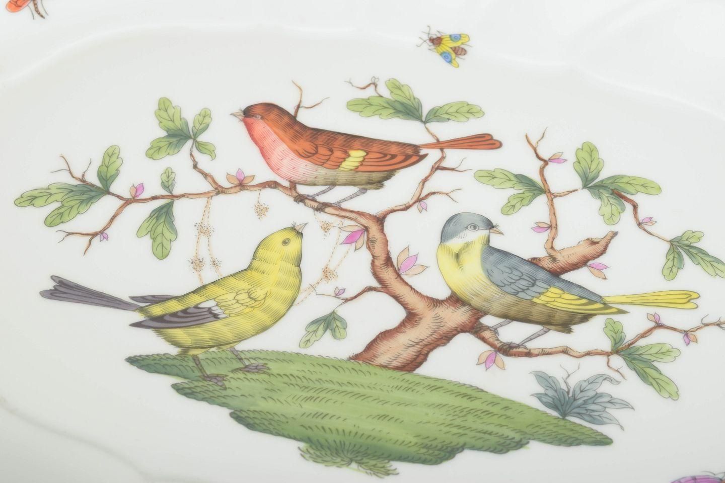 Herend, Hongrie. Grand plat de service ovale « Rothschild Bird ». Milieu du XXe siècle. photo for sale