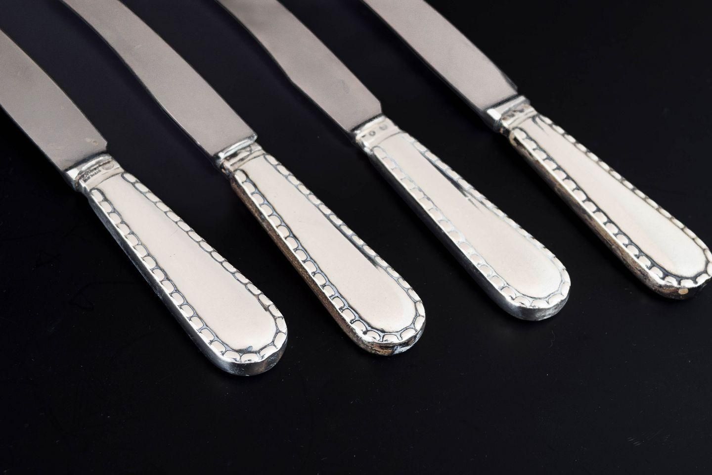 Georg Jensen, set de quatre couteaux en argent et acier inoxydable. Motif Beaded. photo for sale