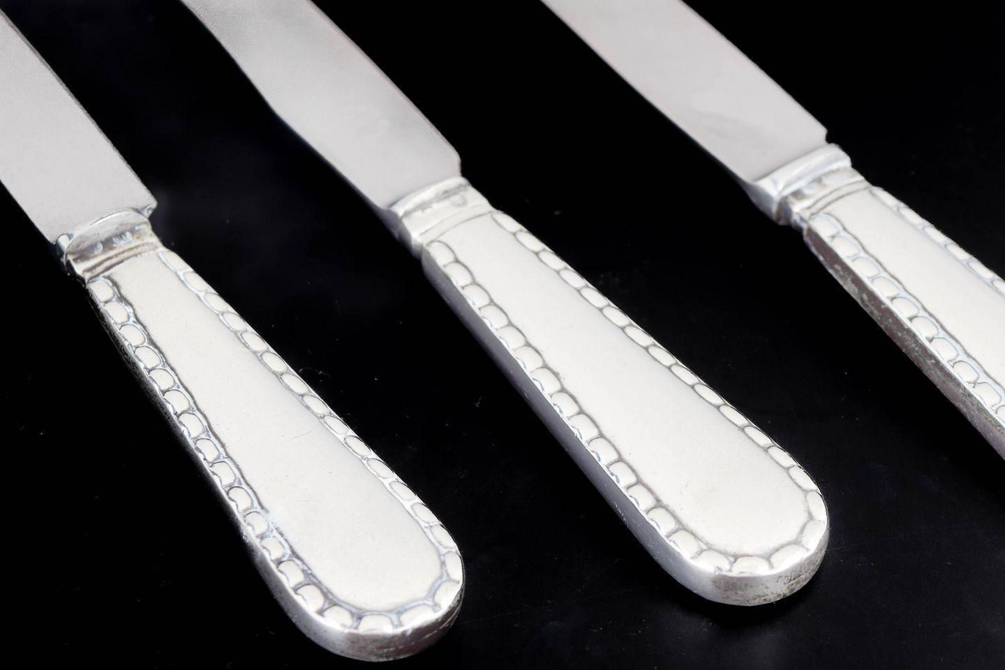 Georg Jensen. Set van drie messen in zilver en roestvrij staal. Beaded patroon. photo for sale