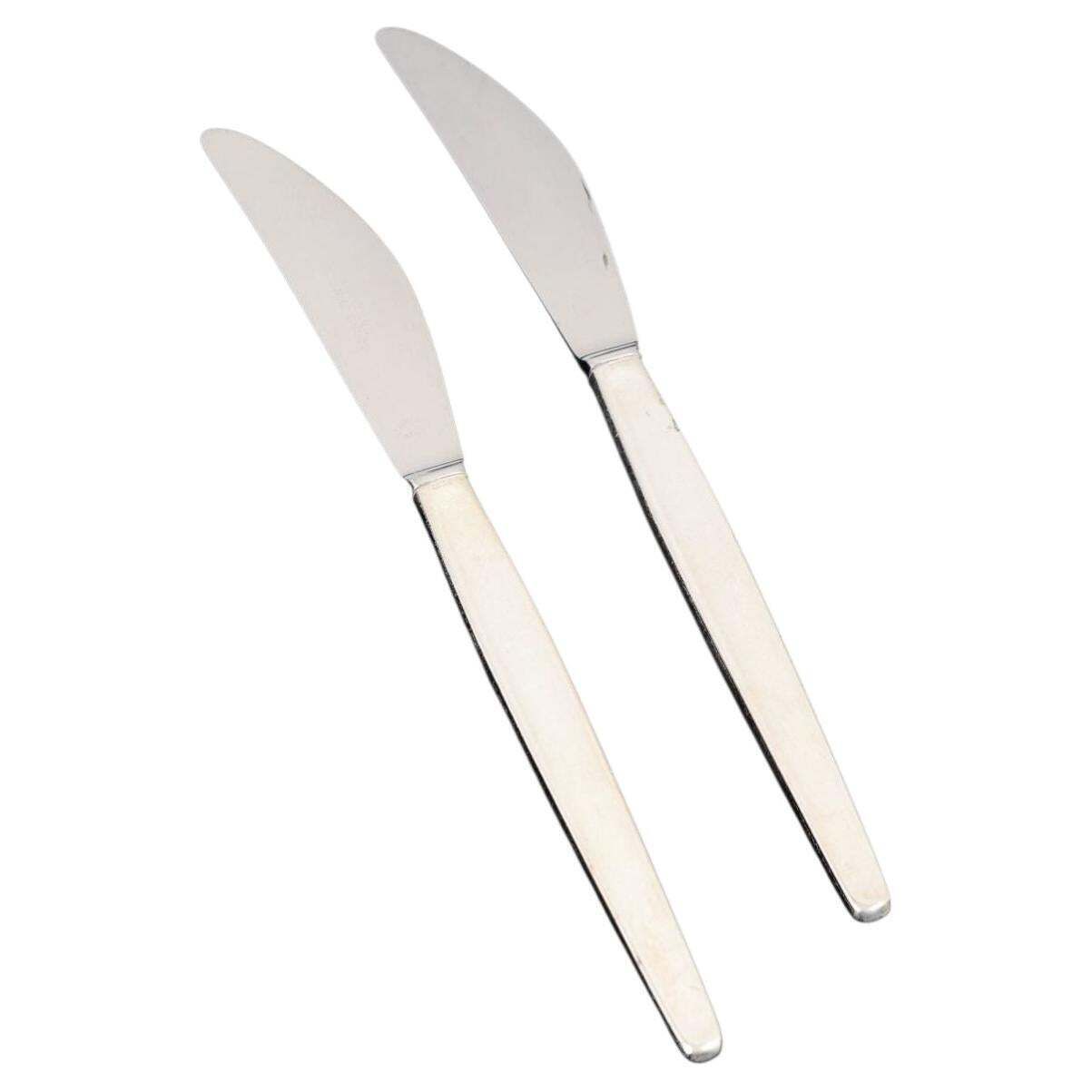Henning Koppel voor Georg Jensen. Twee 'Cypress' lunchmessen in sterling zilver.