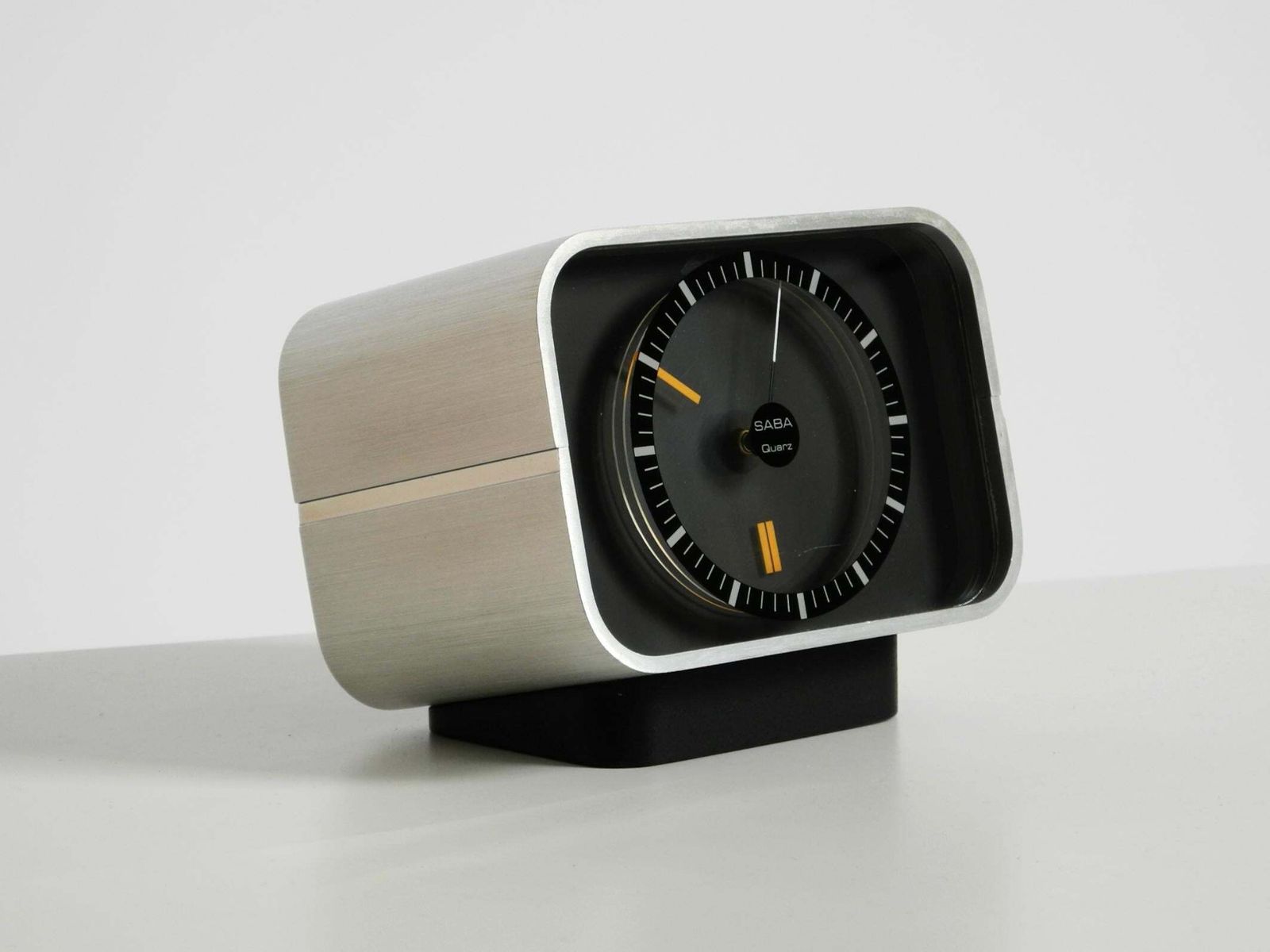 Zeldzame, grote SABA design tafelklok met aluminium behuizing uit 1975 photo furniture