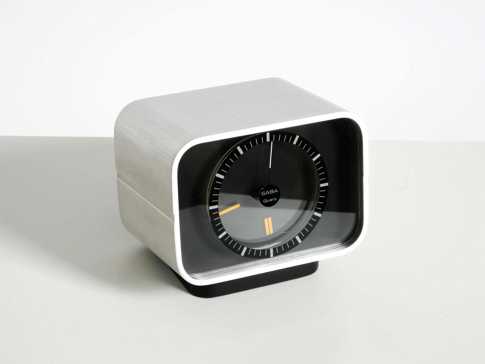 Zeldzame, grote SABA design tafelklok met aluminium behuizing uit 1975 photo Woonaccessoires