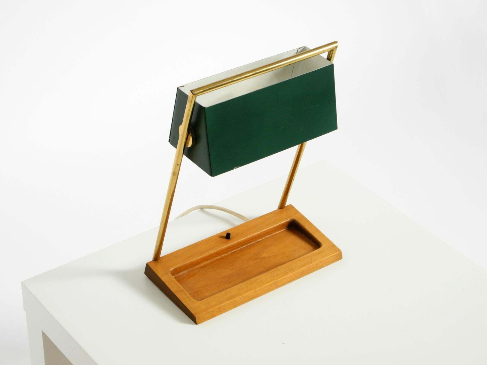 Temde Tafellamp uit de jaren 1960 met Messing Frame, Teakhouten Voet en Groene Lampenkap photo for sale