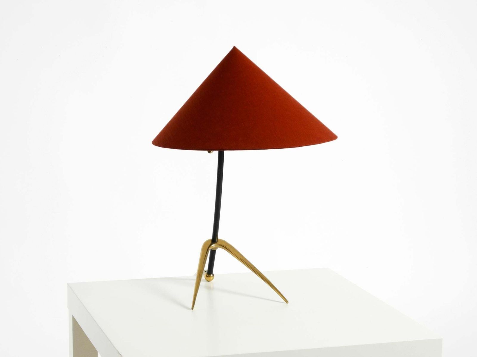 Grote Kalmar Mid-Century Modern driepoot messing tafellamp met nieuwe stoffen kap photo Verlichting